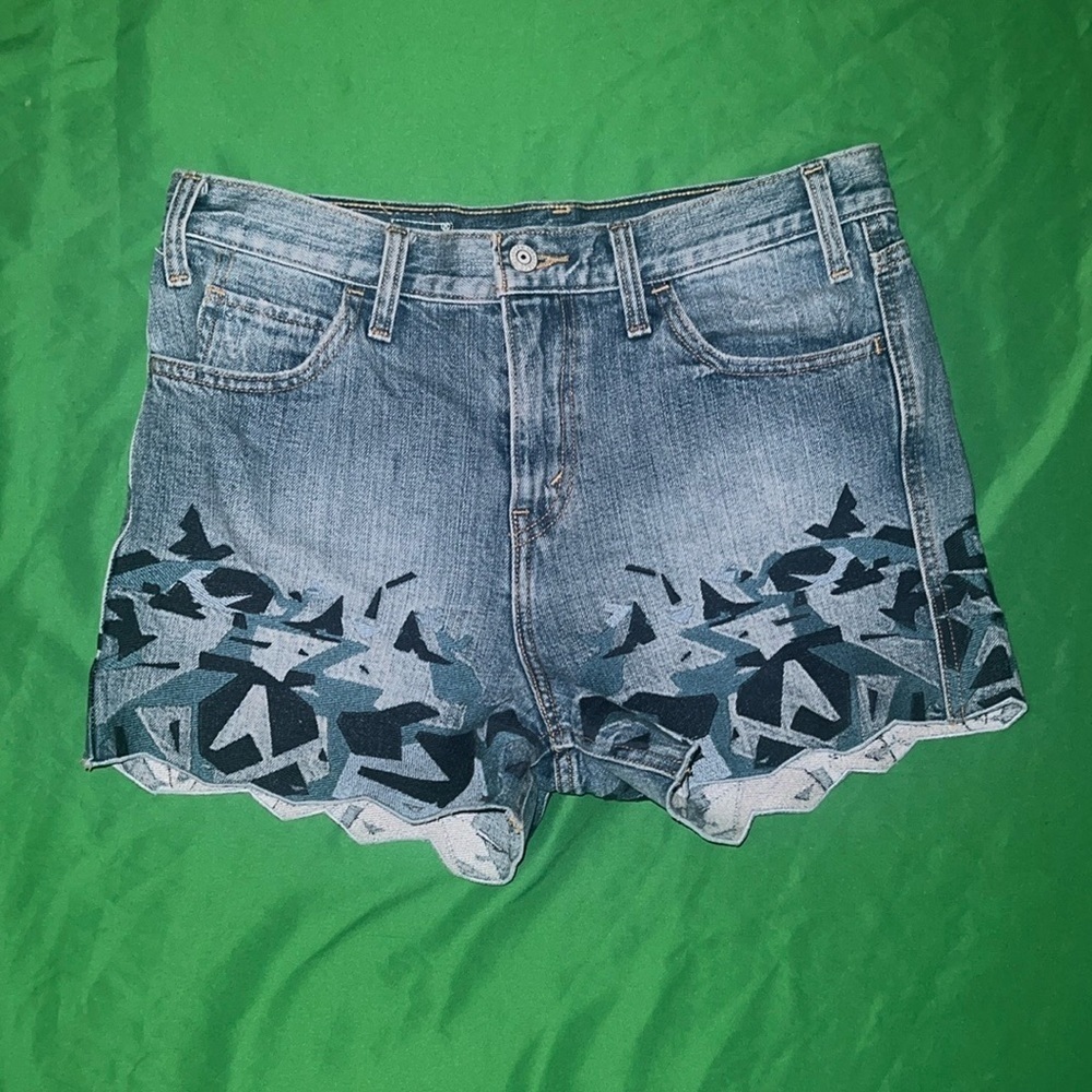 Levi’s Denim Women's Shorts with Embroidered Geometric Pattern size 28